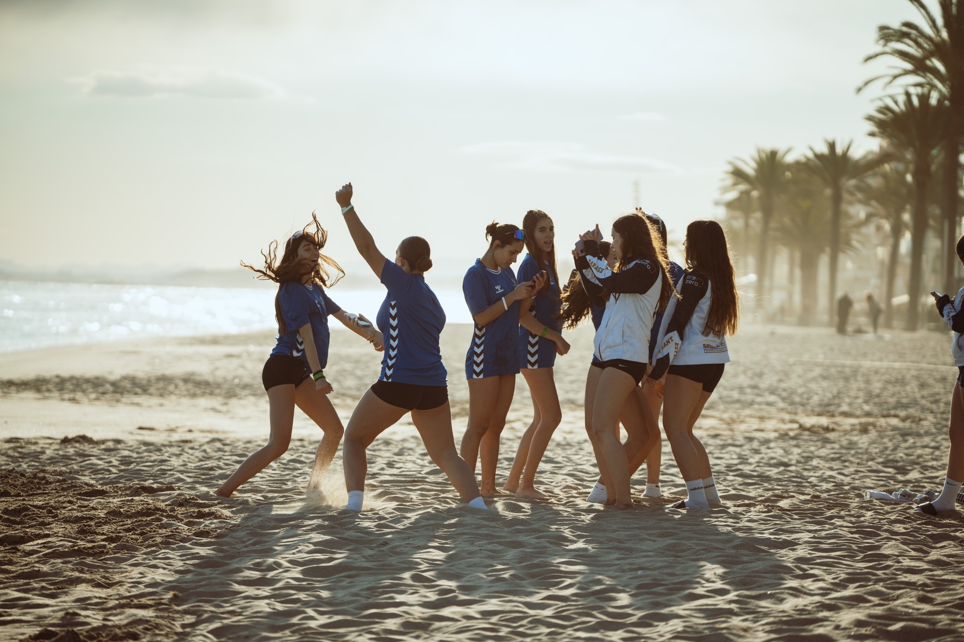 Jugadoras de balonmano disfrutando en la playa de Calafell